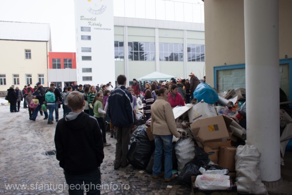 Elevii s-au înghesuit să predea ambalajele reciclabile