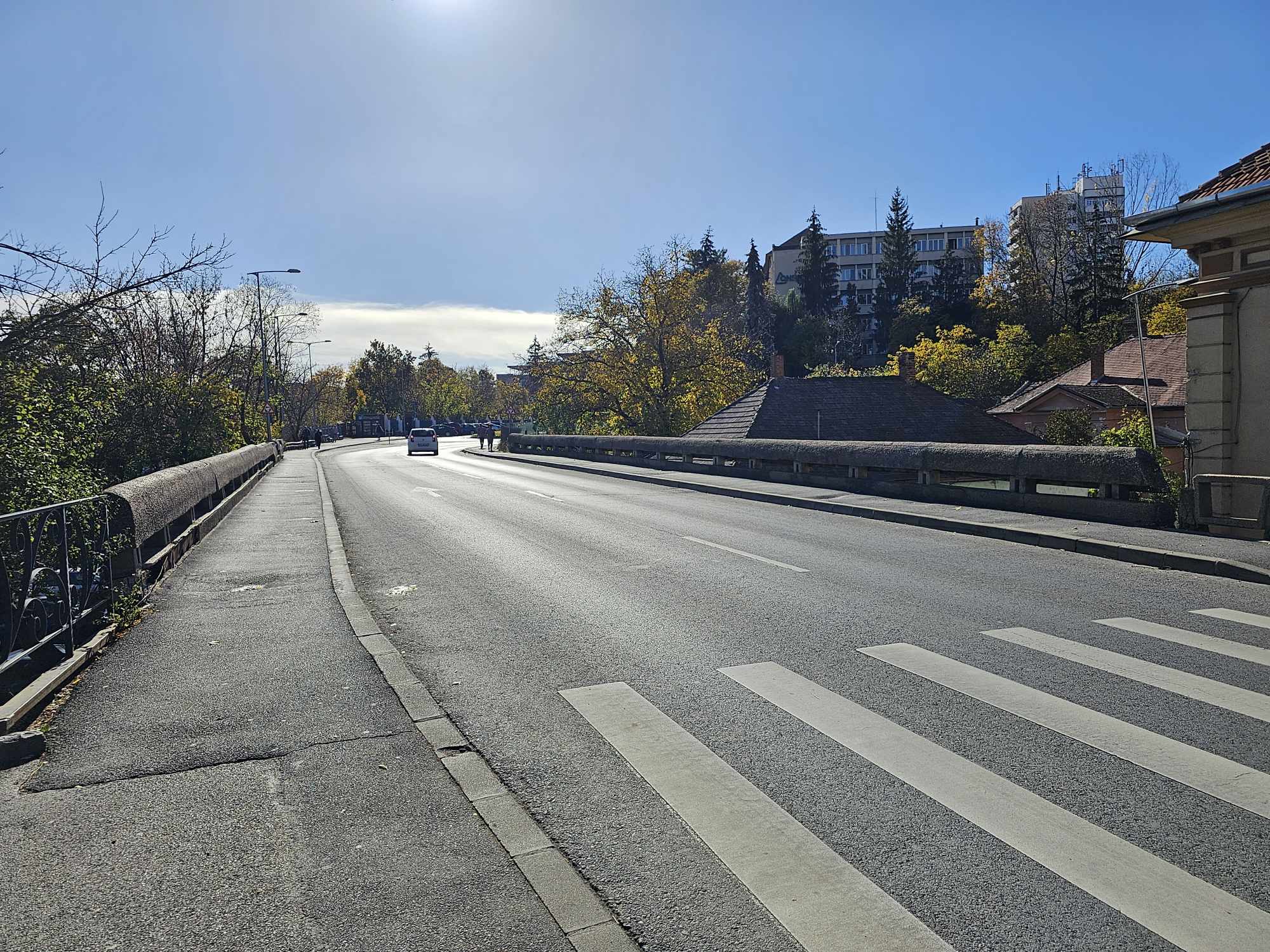 Încep lucrările de înlocuire a balustradelor podului de pe strada Gábor Áron!