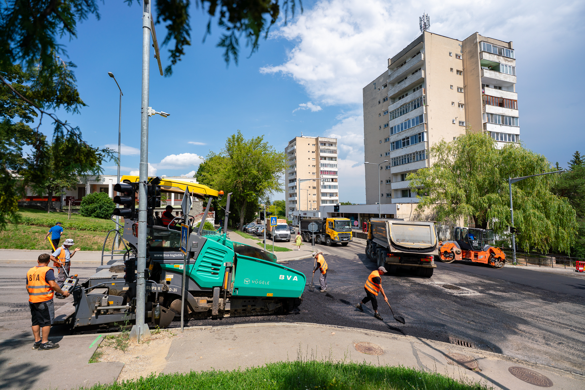 Lucrări de asfaltare în 15 intersecții din Sfântu Gheorghe