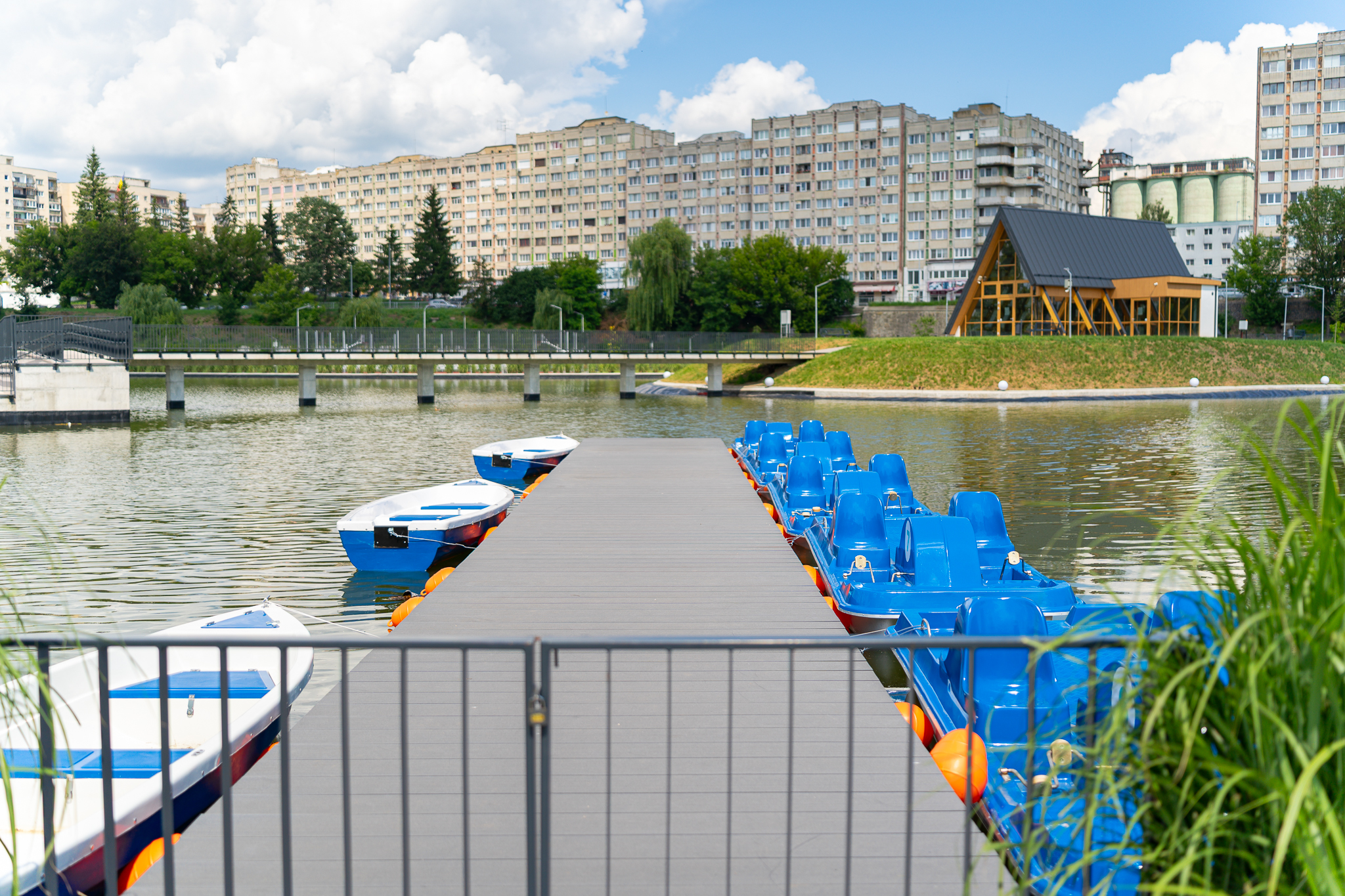 Sâmbătă vor fi date în folosinţă bărcile şi hidrobicicletele de pe Lacul din zona Gării Sâmbătă vor fi date în folosinţă bărcile şi hidrobicicletele de pe Lacul din zona Gării