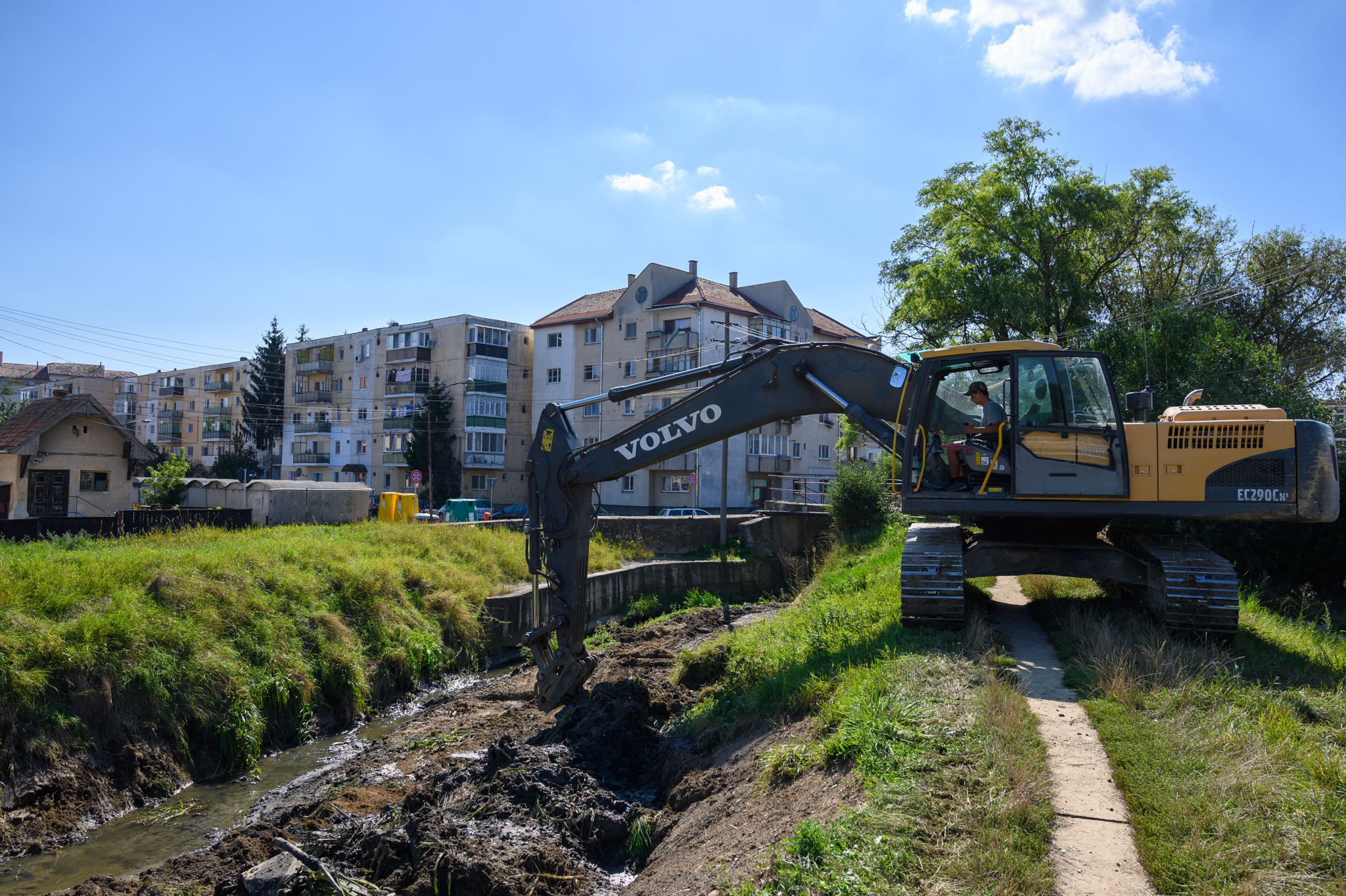 Se curăță albia pârâului Debren