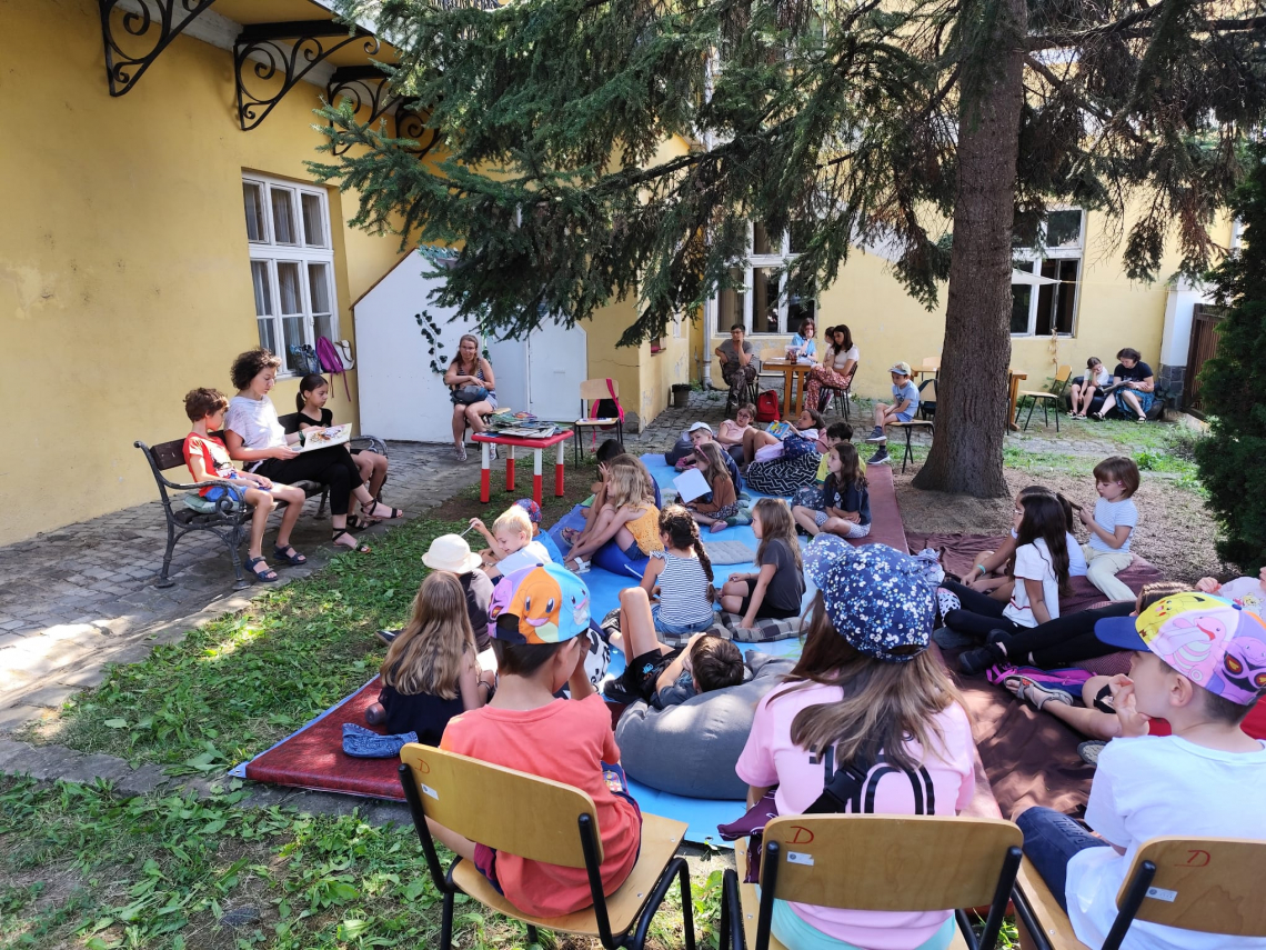 Biblioteca din grădină