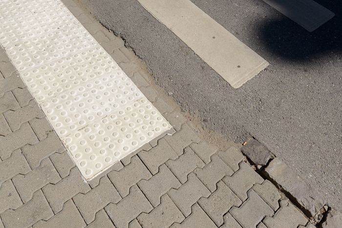 Marcaje tactile aplicate în mai multe locaţii din Sfântu Gheorghe