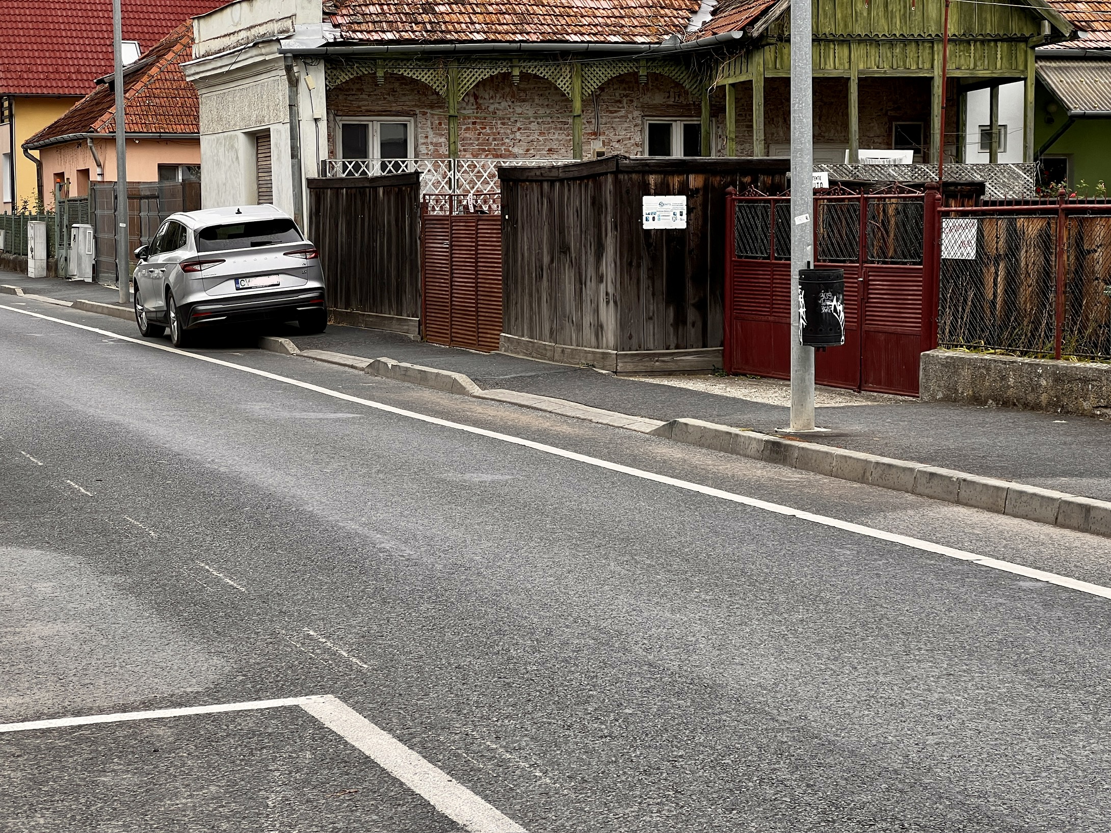 Poliția Locală Sfântu Gheorghe începe sancționarea șoferilor care parchează pe pistele de biciclete