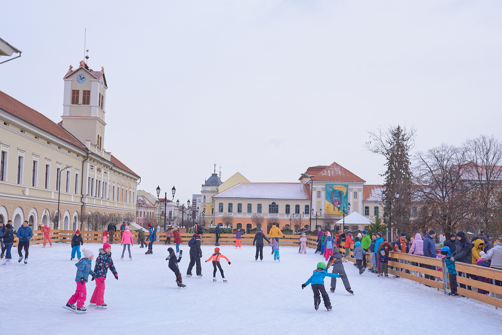 Începe montarea patinoarului în aer liber din Piaţa Centrală