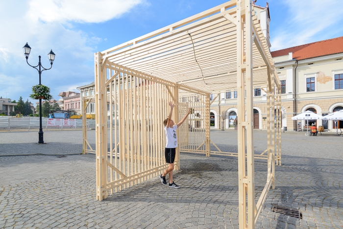 Poartă cu vapori de apă în Piaţa Centrală din Sfântu Gheorghe