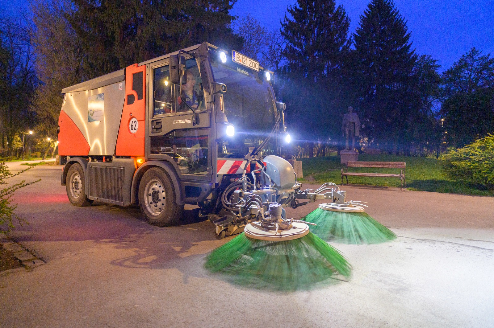 Curățarea spațiilor publice din Sfântu Gheorghe se desfășoară continuu pe parcursul întregului an