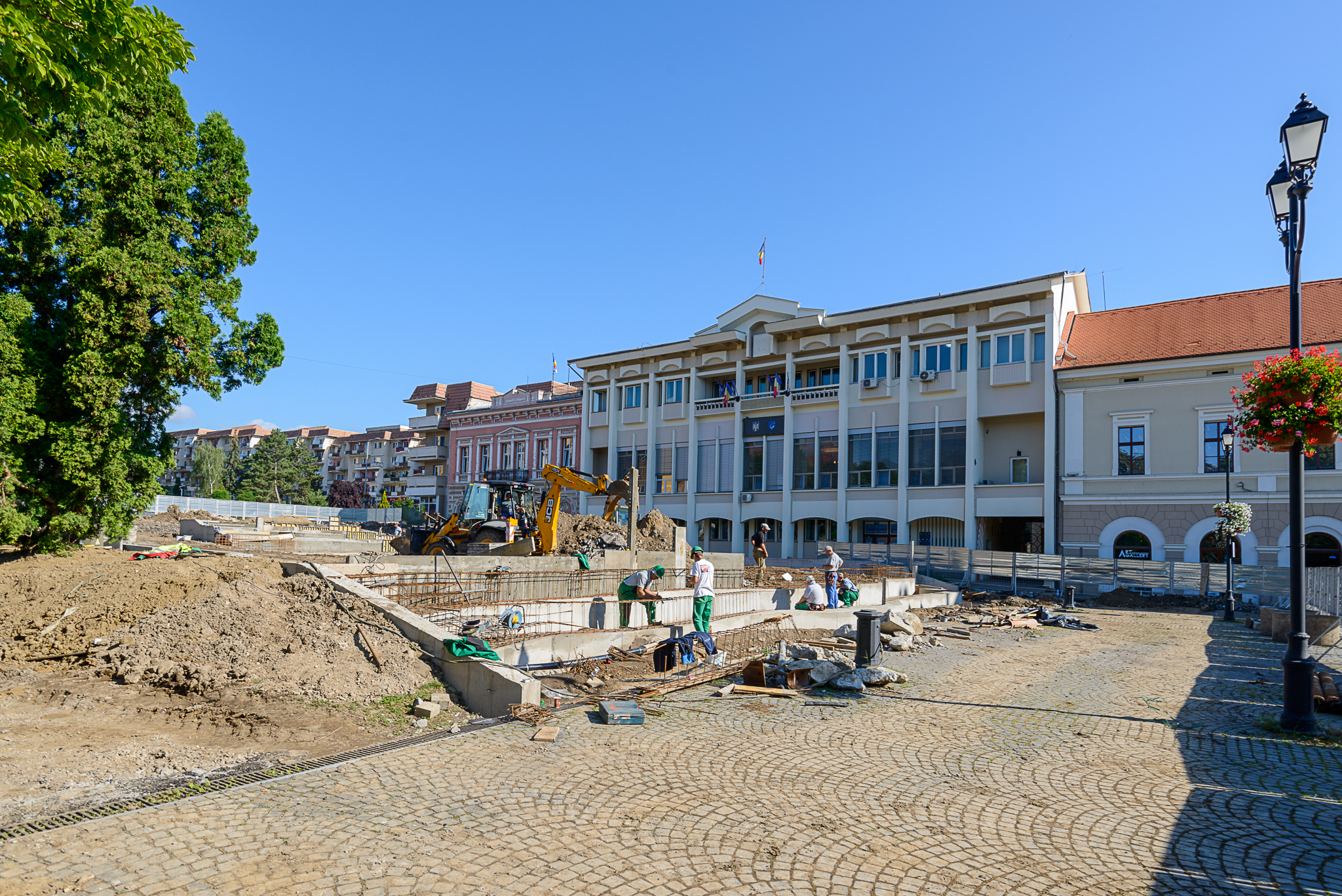 Avansează lucrările de transformare a zonei din faţa Consiliului Judeţean!